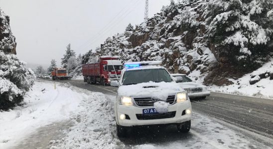 Antalya hava vaziyeti kar yağışı Konya yolunu kapatıyor