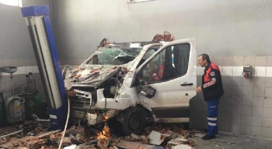 Elazığ'da kamyonet, dükkanının duvarına çarpıp içeri girdi