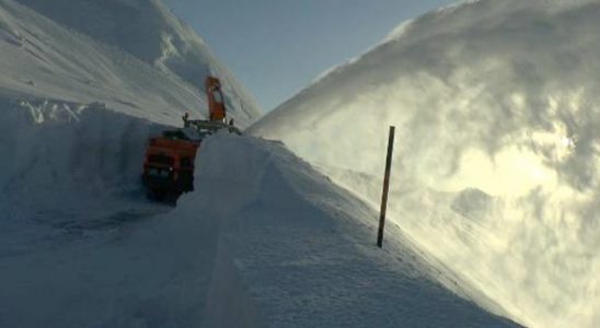 Kar kalınlığının 6 metreye eriştiği yolu açma çalışması sürüyor
