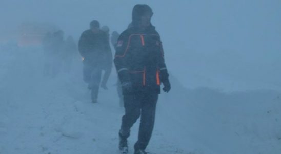 Karda mahsur kalan 75 birey kurtarıldı