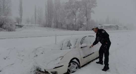 Tokat - Sivas yolu kapandı Tokat Niksar yolunda taşıtlar kaldı