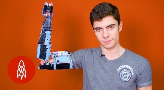 19 Yaşındaki Genç, Iron Man'den Esinlenerek Lego Parçalarından Takma Kol Yaptı