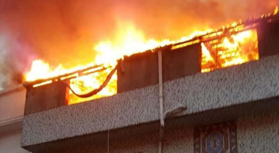 Esenyurt'ta fobi dolu anlar! Binanın çatısı alev alev yandı