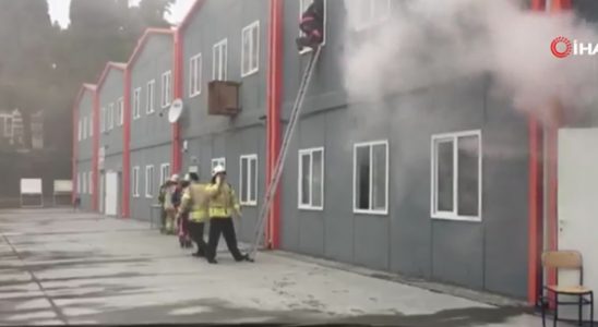 İstanbul'da lise bahçesindeki prefabrik atölyelerde yangın