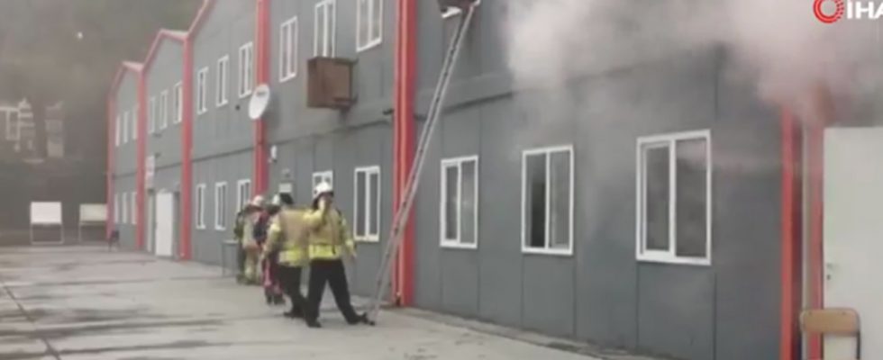 İstanbul'da lise bahçesindeki prefabrik atölyelerde yangın