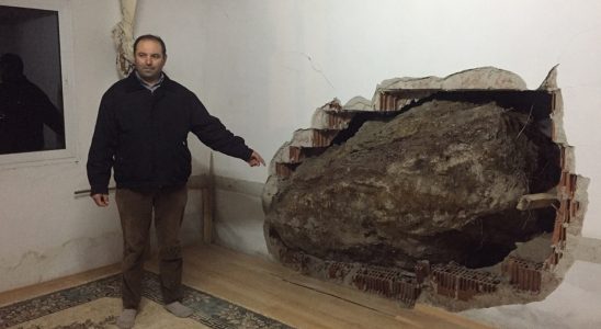 İzmir'de kopan kaya parçası konuta girdi