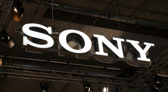 Sony, Yuvarlanabilir Ekranlı Dayanabilir Bir Uslu Telefon Üzerinde Çalışıyor