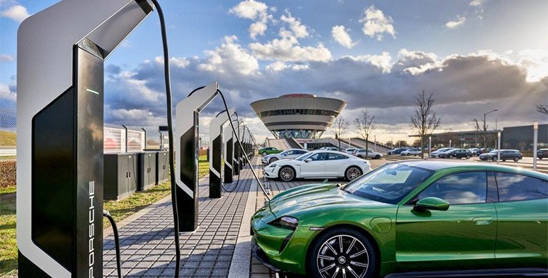 Porsche, Elektrikli Arabalar İçin Avrupa’nın En Güçlü Şarj Otoparkını Açtı