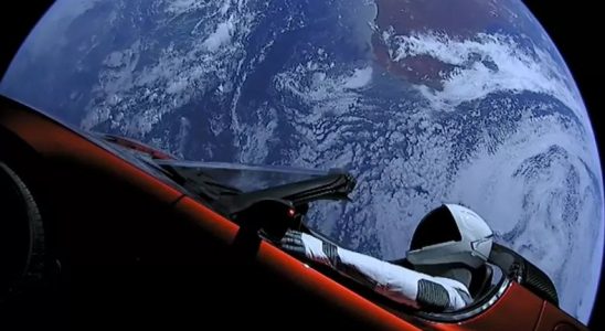 SpaceX’in Uzaya Gönderdiği Tesla Roadster, Mars’a İlk Yakın Uçuşunu Gerçekleştirdi