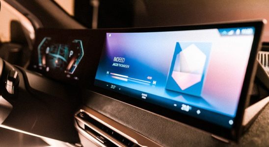 BMW, Elektrikli SUV Modeli iX'in Bir Hayli Geniş Olan Dijital Ekranını Tanıttı
