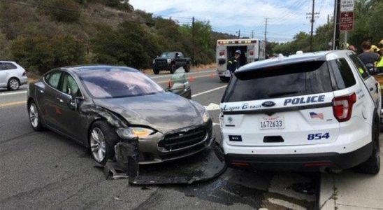 Tesla, Otopilot Sisteminin 'Israrla' Polis ve İtfaiye Araçlarına Çarpması Nedeniyle Soruşturma Altına Alındı